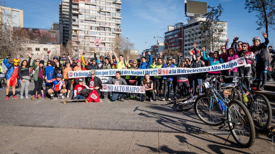 Activistas de No Alto Maipo hicieron cicletada desde Santiago hasta el Cajón para manifestarse contra hidroeléctrica