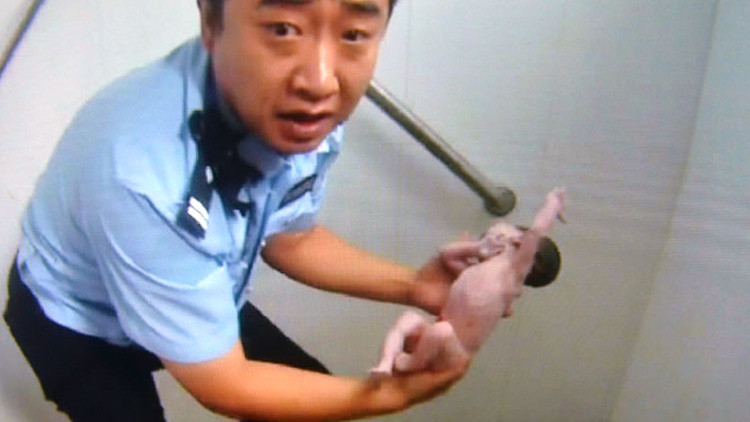 Impactantes fotos del rescate de una recién nacida arrojada por un urinario público chino