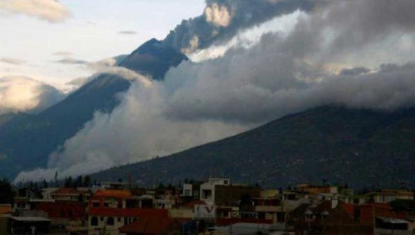 Volcán Tungurahua arroja más ceniza en Ecuador