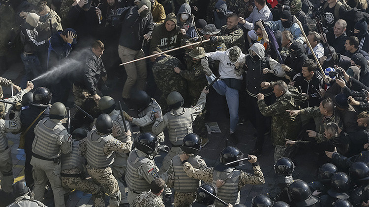 Manifestantes asaltan el Parlamento ucraniano