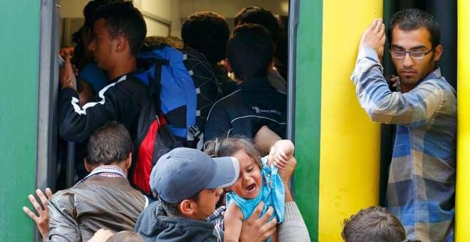 Hungría reabre la estación de Budapest pero suspende la salida  de trenes internacionales y siembra  el caos entre los refugiados