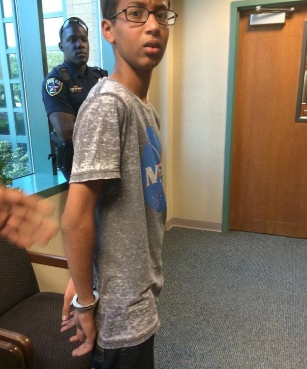 Estudiante de 14 años es arrestado en la escuela por construir un reloj