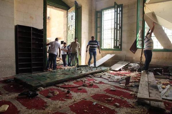Policía israelí ataca a palestinos en mezquita de Al Aqsa
