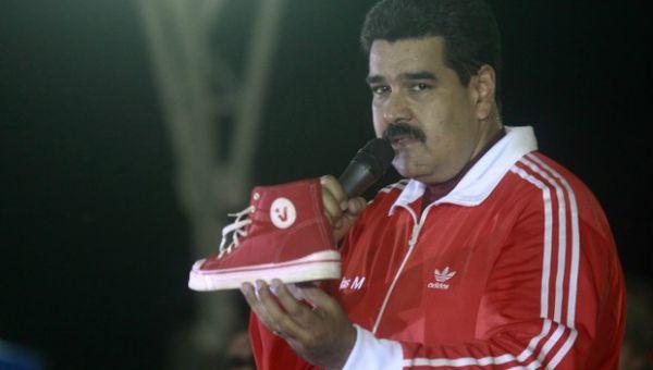 Nicolás Maduro presentó la «zapatilla antiimperialista»