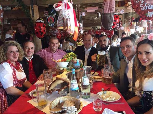 Vidal celebra el Oktoberfest junto al Bayern Münich en Alemania