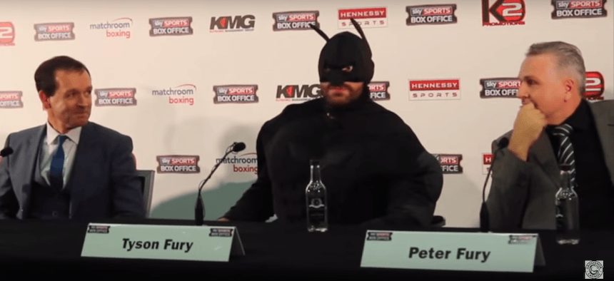 La insólita conferencia de prensa en que un boxeador se disfrazó de Batman para promocionar una pelea