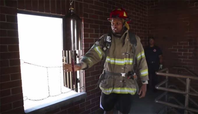 Jugadores de la NBA se preparan con bomberos
