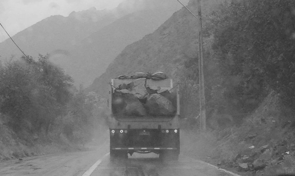 Denuncian inseguro traslado de rocas en camiones de Alto Maipo