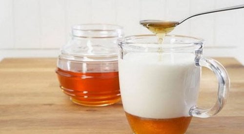 Esto es lo que puedes lograr tomando leche de almendras con miel todos los días