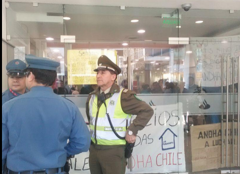 Fuerzas Especiales desalojó a manifestantes de Andha Chile tras toma en casa central de Banco Santander