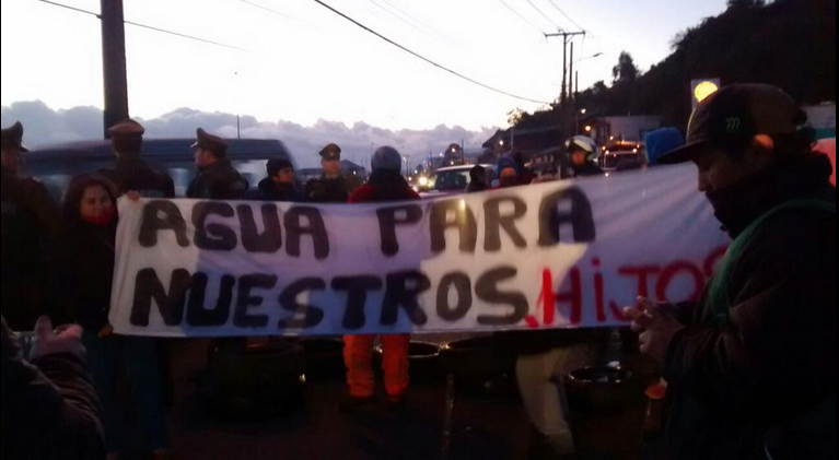 Calbuco:  Comuna sin conexión por tierra tras manifestación en el pedraplén