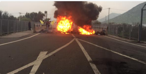 Til Til: Funcionarios del Sename se manifiestan y bloquean la entrada a Punta Peuco
