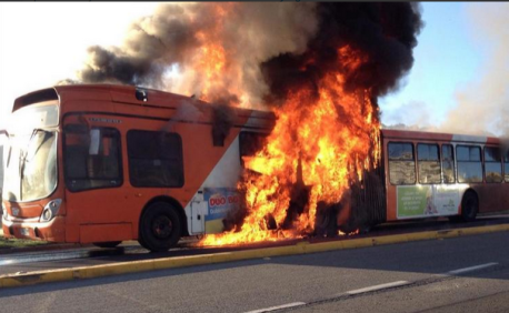 Bus del Transantiago se quema por completo