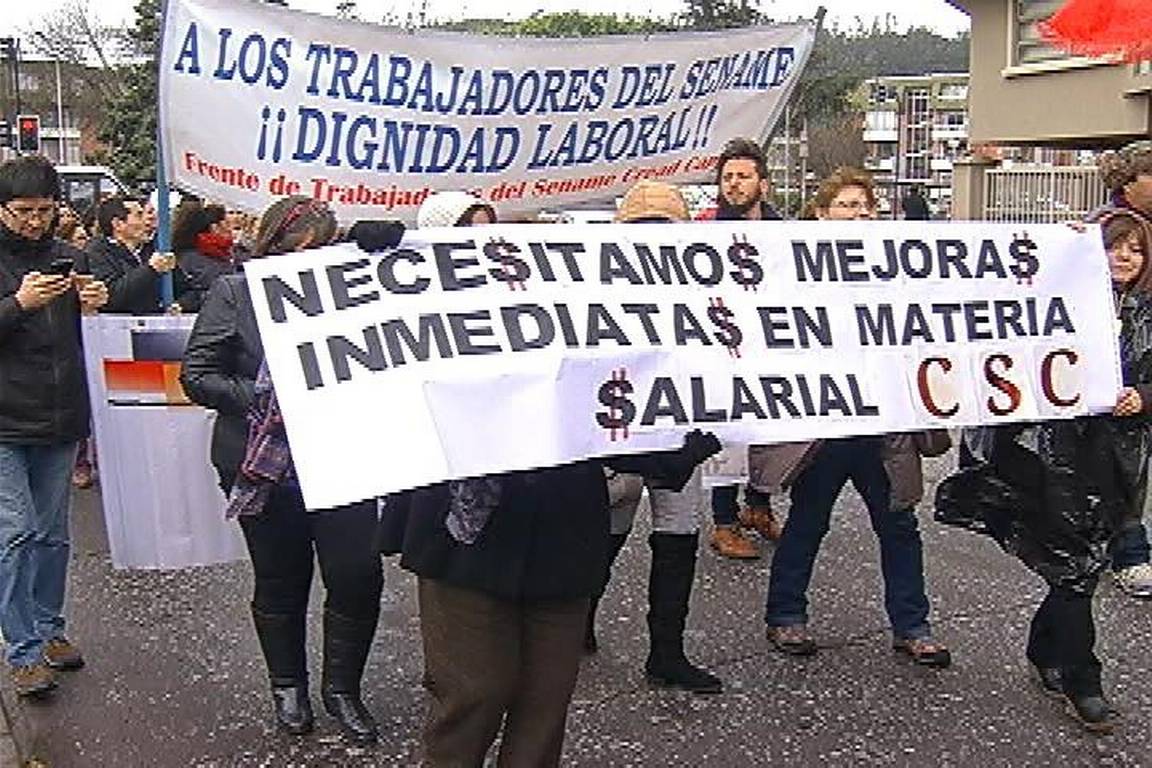 Más de 700 funcionarios del Sename se manifestaron para reclamar mejoras salariales