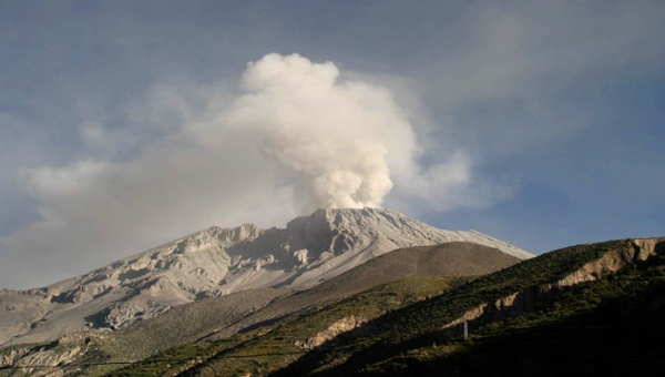 Volcán Ubinas de Perú emite columna de ceniza de 1.500 metros