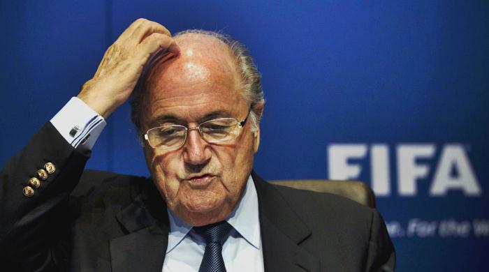Le quitan grado de Honoris Causa a Joseph Blatter
