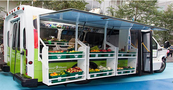 Bus transformado en un automercado móvil proporciona a los barrios de bajos ingresos comida fresca