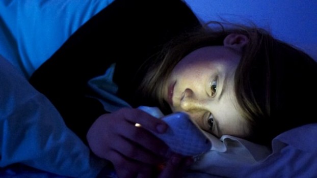 Usar el celular antes de dormir engorda