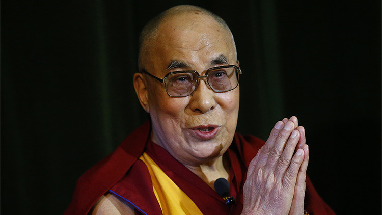 El Dalai Lama afirma que de sustituirlo una mujer «debe ser atractiva»