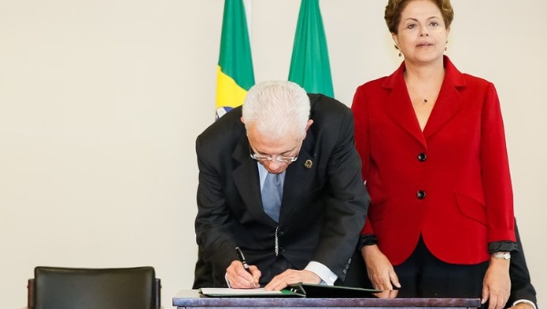 Rousseff acepta renuncia de ministro de Asuntos Estratégicos