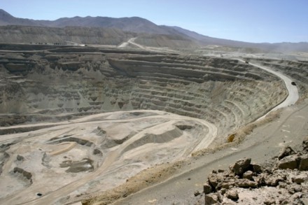 Comisión de Minería cita a presidente de Codelco por el despido de 650 trabajadores de El Abra