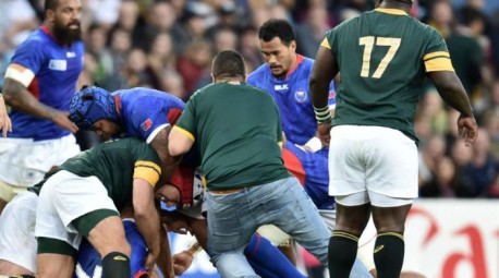 Fanático sudafricano taclea a un jugador de su seleccionado en el mundial de rugby