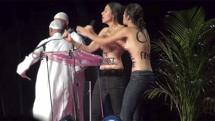 Video: Golpean y patean a activistas Femen que irrumpieron en topless en una conferencia musulmana