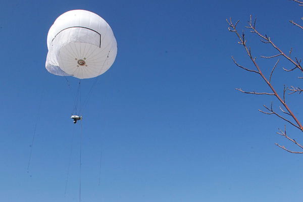 Las Condes y Lo Barnechea: Organizaciones presentan recurso de protección ante globos de vigilancia