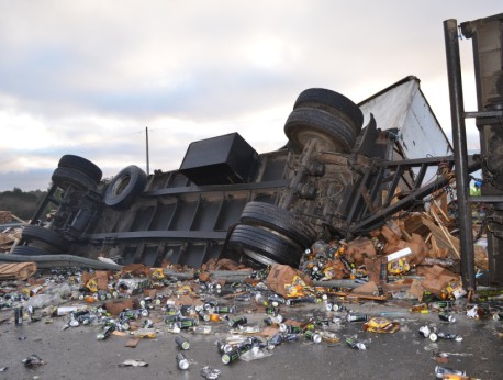 Camión que iba a Puerto Montt con miles de litros de alcohol volcó cerca de Frutillar