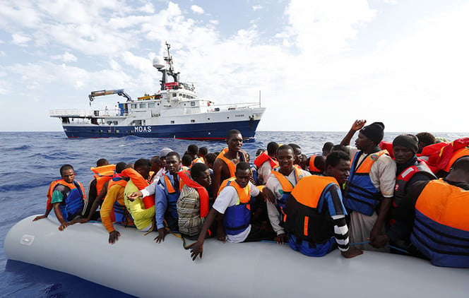 Un millonario vive en un barco en pleno Mediterráneo para salvar a los inmigrantes