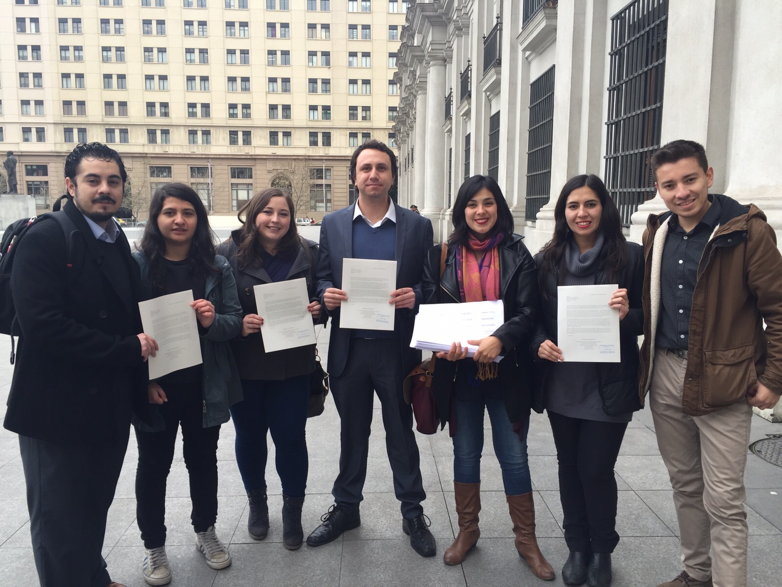 Juventudes de la Nueva Mayoría entregaron carta y firmas en la moneda pidiendo el #CierrePuntaPueuco