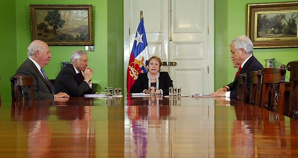 Bachelet se reúne con ex presidentes para definir estrategia ante fallo de La Haya