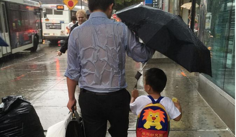 #UmbrellaDad: El «papá paraguas» que por su ternura se hace viral