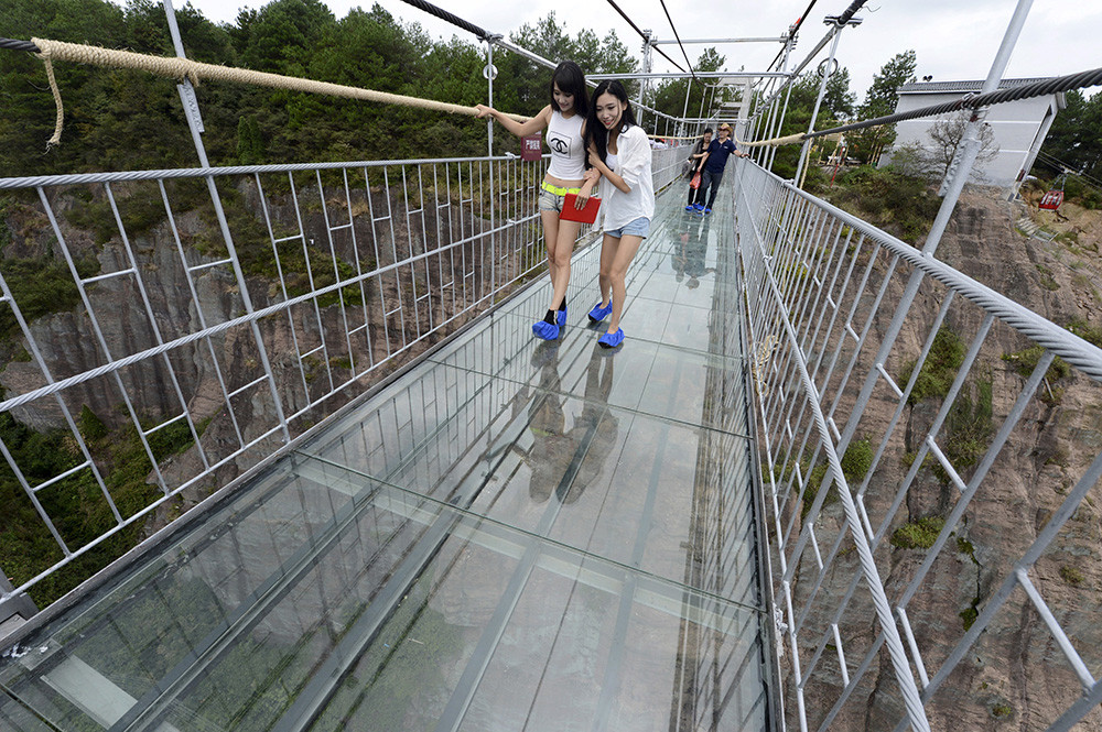 Puente colgante de vidrio causa terror en China (Foto y Video)