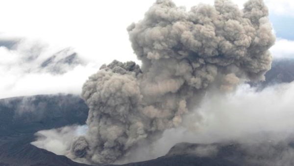 Volcán Monte Aso erupciona sin dejar daños ni victimas en Japón