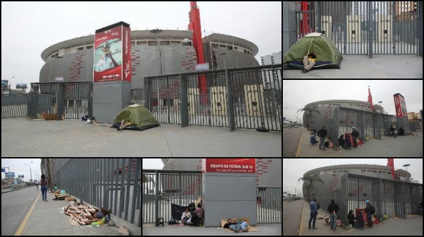 Hinchas peruanos acampan afuera del estadio nacional para comprar entradas ante Chile