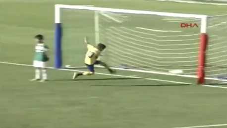 Lo dejaron hacer un gol por fair play, lo falló y se fue llorando
