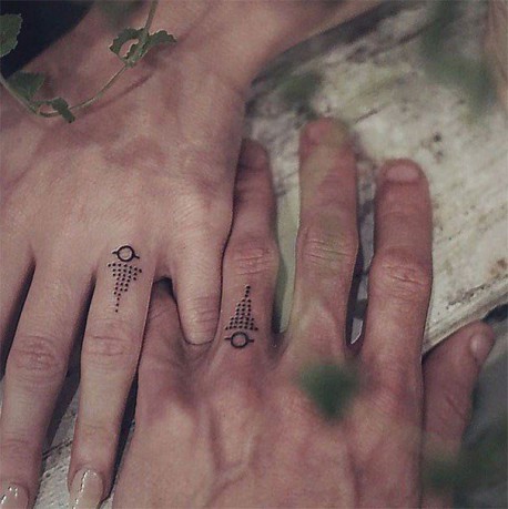 Ya no más anillos, lo de hoy son los tatuajes de compromiso (FOTOS)