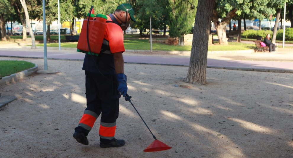 Ciudad en España sustituye herbicida químico por vinagre en parques y plazas