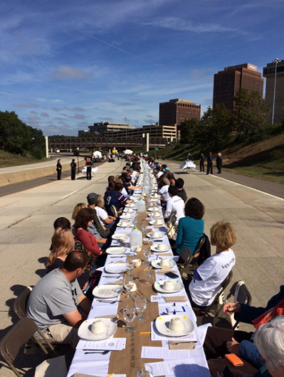 Más de 500 personas intervinieron una autopista con un almuerzo comunitario en Ohio