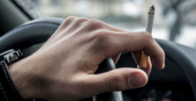 Una ley prohíbe fumar en los coches con niños en el Reino Unido