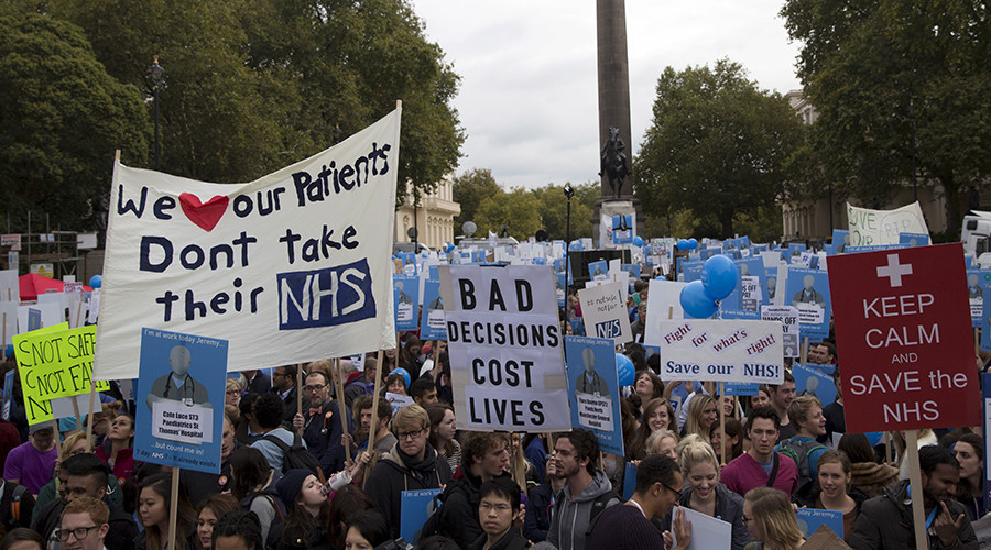 Marchan en Londres contra recorte del 30% del sueldo de médicos en formación