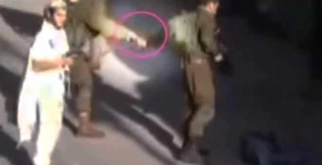 Un vídeo revela a dos militares colocando un cuchillo junto al cadáver de uno de los palestinos asesinados