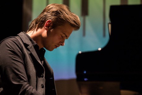 Llega por primera vez a Chile el extraordinario pianista polaco Piotr Orzechowski.