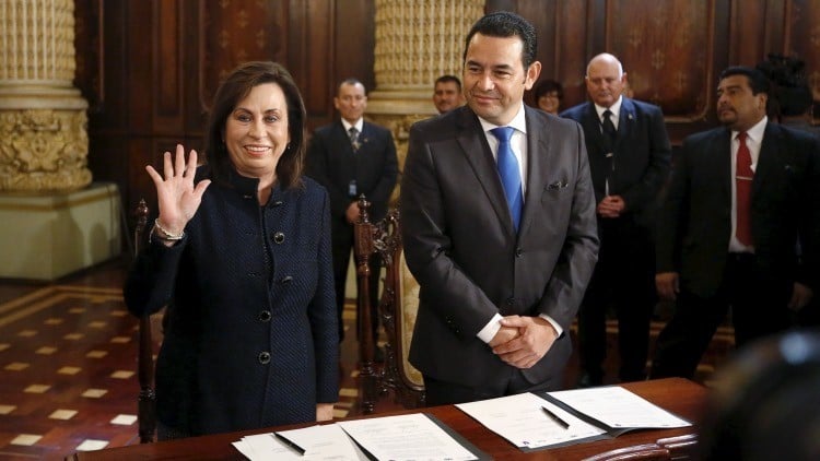 ¿Ex primera dama o un comediante?: Guatemala elige a su presidente en plena crisis política