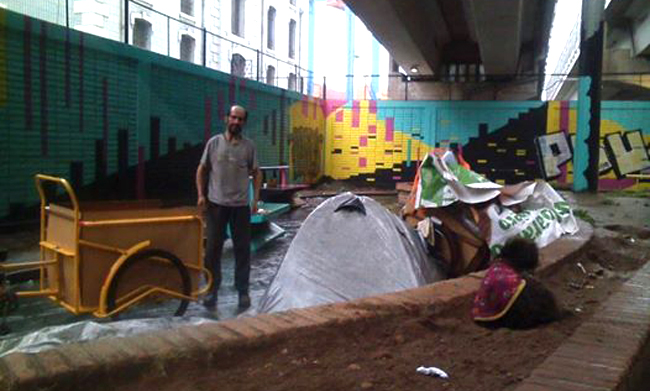 Valparaíso: Municipio dejó sin enseres a persona que vive bajo el puente