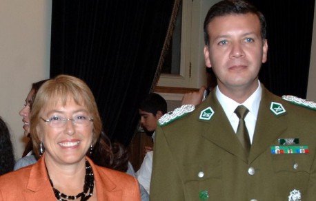 Ascienden a coronel de Carabineros investigado por millonarios contratos “truchos”
