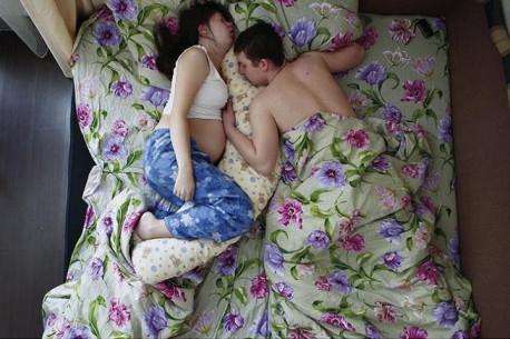 ‘Waiting’, jóvenes parejas embarazadas durmiendo