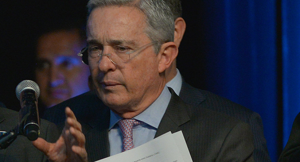 Uribe se defiende de acusaciones por promover el paramilitarismo
