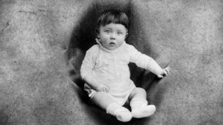 Encuesta escandalosa en EE.UU.: «¿Asesinaría a Hitler cuando era bebé?»